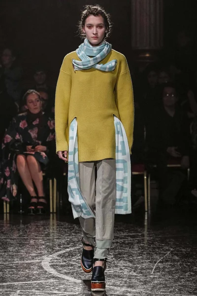 Look 10
